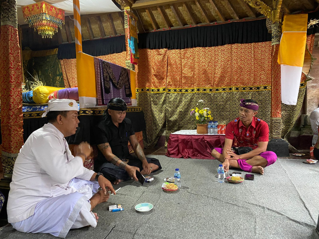 Perbekel Petang Menghadiri Undangan Prawartaka Karya Piodalan Mapulasari dan Mepandes atau Potong Gigi di Rumah I Ketut Sutena Br.Petang Suci